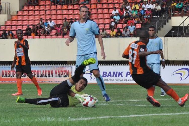 Penjaga gawang Persela Lamongan, Choirul Huda (1) berhasil merebut bola dari kaki penyerang Perseru Serui, Octovianus Maniani (87). Dalam pertandingan yang digelar di Stadion Mandala, Persela Lamongan berhasil menahan tuan rumah Perseru Serui tanpa gol. 