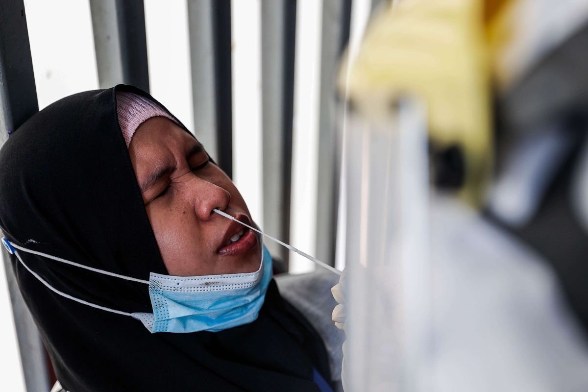 Petugas medis melakukan tes usap antigen kepada calon penumpang KRL (Kereta Rel Listrik) di Stasiun Tanah Abang, Jakarta Pusat, Senin (21/6/2021). PT KAI Commuter melakukan tes acak kepada penumpang KRL dari tanggal 21-27 Juni 2021 guna mencegah penyebaran wabah Covid-19.