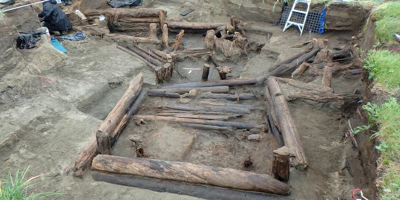 Arkeolog menggali kabin kuno di situs Rising Whale, Bering Land Bridge.