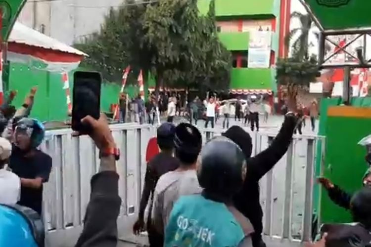 Bentrokan terjadi di lingkungan kampus swasta di Jalan Pemuda I, Rawamangun, Pulogadung, Jakarta Timur, Sabtu (20/8/2022) sore.