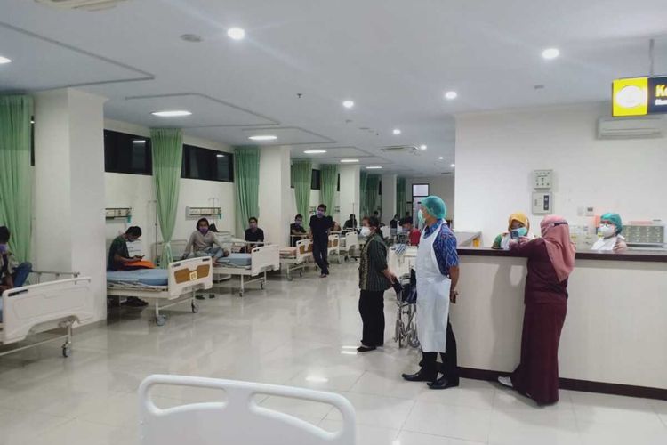 Suasana 30 massa aksi tolak omnibus law saat menjalani isolasi di Rumah Sakit Bhayangkara Makassar usai reaktif rapid test, Senin (12/10/2020).
