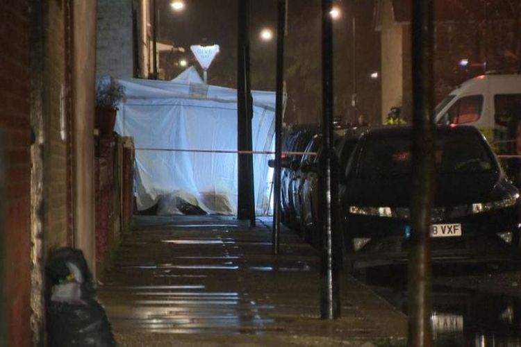 Seorang remaja perempuan berusia 17 tahun ditembak mati di Tottenham, London utara, Inggris, Senin (2/4/2018). (Sky News)
