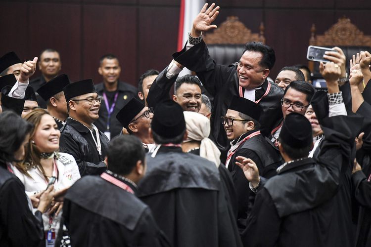 Tim kuasa hukum pasangan Calon Presiden dan Calon Wakil Presiden nomor urut 01 selaku pihak terkait meluapkan kegembiraan seusai sidang Perselisihan Hasil Pemilihan Umum (PHPU) Presiden dan Wakil Presiden 2019 di Gedung Mahkamah Konstitusi, Jakarta, Kamis (27/6/2019). Majelis Hakim MK menolak seluruh permohonan dari tim hukum pasangan Calon Presiden dan Calon Wakil Presiden nomor urut 02 atau pihak pemohon. ANTARA FOTO/Hafidz Mubarak/aww.