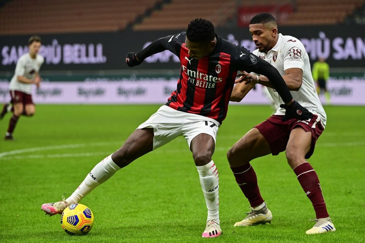 Aksi Rafael Leao (kiri) dalam laga 16 besar Coppa Italia, AC Milan vs Torino, di Stadion San Siro, Selasa (12/1/2021) atau Rabu dini hari WIB. 