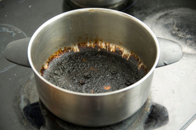 Membersihkan panci gosong dan menggosoknya dengan sabut kawat atau busa cuci piring kasar bisa merusak permukaannya.
