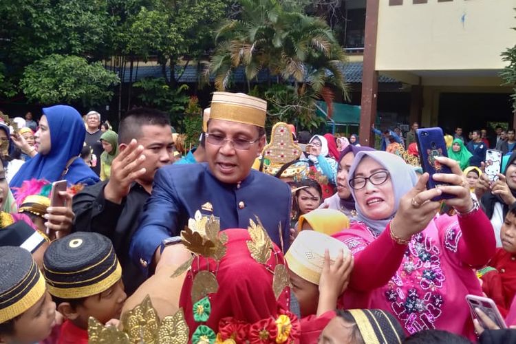 Walikota Makassar, Danny Pomanto mengenakan pakaian adat Bugis-Makassar dan mengunjungi murid-murid SD Mangkura pada hari Kebudayaan Makassar, Senin (1/4/2019).
