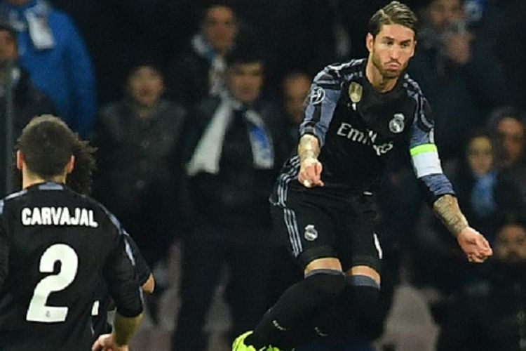 Gaya Sergio Ramos seusai mencetak gol bagi Real Madrid pada pertandingan Liga Champions kontra Napoli di Stadion San Paolo, Selasa (7/3/2017). 