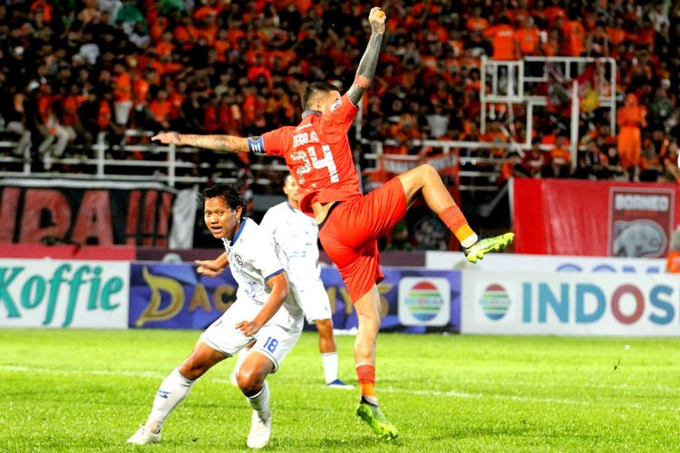 Aksi perebutan bola dalam laga leg kedua final Piala Presiden 2022 antara Borneo FC vs Arema FC di Stadion Segiri, Samarinda, Minggu 17 Juli 2022.