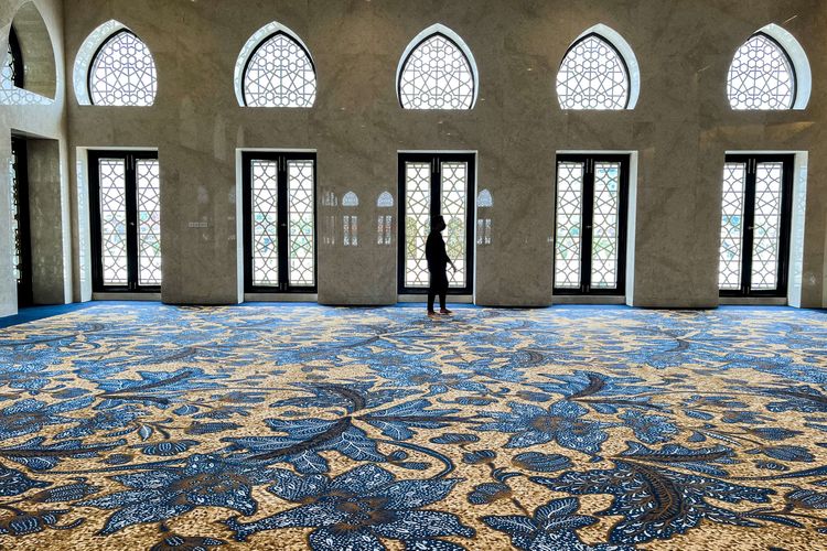 Interior Masjid Raya Sheikh Zayed, Gilingan, Kecamatan Banjarsari, Kota Solo, Selasa (28/2/2023). Masjid yang merupakan hibah dari Putra Mahkota UEA Sheikh Mohammed bin Zayed Al Nahyan ini, sudah diresmikan dan dibuka untuk umum.