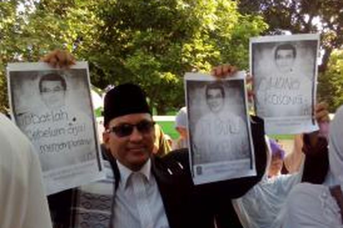 Forum Umat Islam melakukan aksi demo di depan gedung kantor Wali Kota Bekasi