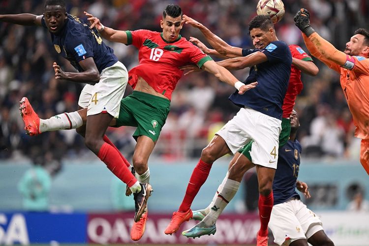 Bek Perancis Ibrahima Konate, bek Maroko Jawad El Yamiq, dan bek Perancis Raphael Varane memperebutkan bola pada semifinal Piala Dunia 2022 Qatar antara Perancis vs Maroko di Stadion Al-Bayt di Al Khor, utara Doha pada Kamis 14 Desember 2022 dini hari WIB.