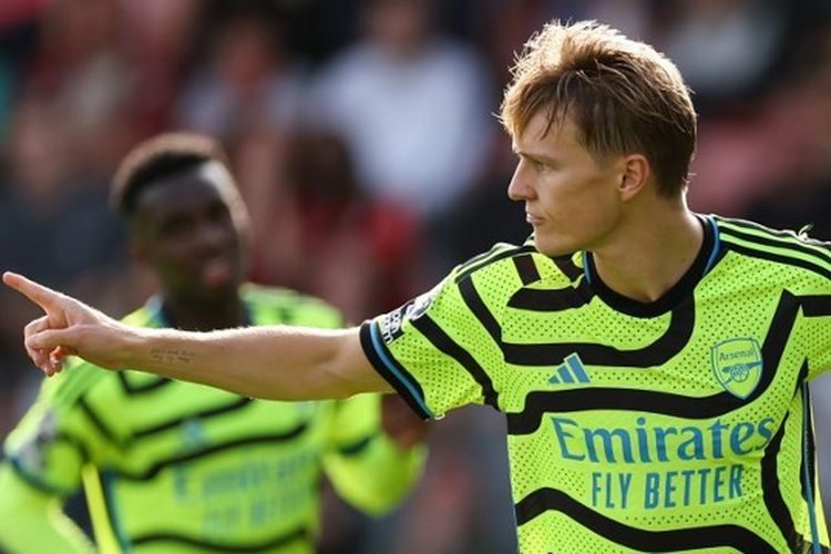Gelandang Arsenal, Martin Odegaard, mencetak gol dalam pertandingan Liga Inggris antara Bournemouth vs Arsenal di Stadion Vitality, Sabtu (30/9/2023). 