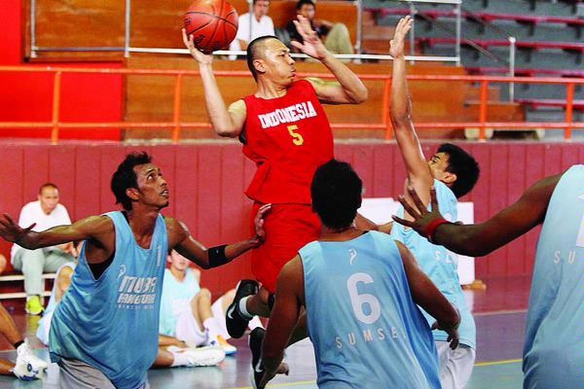 Pebasket pelatnas putra SEA Games XXVI/2011, Andi Batam, berusaha mengoper bola saat berlatih tanding dengan tim basket Muba Hangtuah Sumsel di Hall Basket Senayan, Jakarta, Selasa (14/6). Tim basket putra mengikuti kejuaraan basket Asia Tenggara, SEABA Championship 2011, di Jakarta, 23-26 Juni 2011. Ajang itu menjadi bagian dari persiapan tim menuju SEA Games 2011, November nanti.
