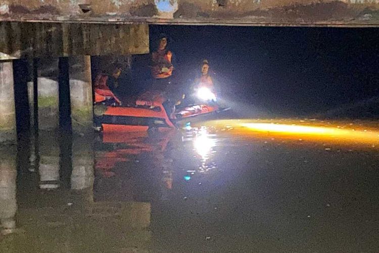 Tim SAR gabungan melakukan operasi pencarian bocah yang tenggelam di sungai Desa Telagasari, Kecamatan Sidareja Kabupaten Cilacap, Jawa Tengah, Senin (21/11/2022) malam.