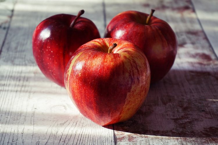 Untuk mendapatkan manfaat buah apel yang maksimal, hindari mengupas kulitnya dan makan dalam kondisi utuh.