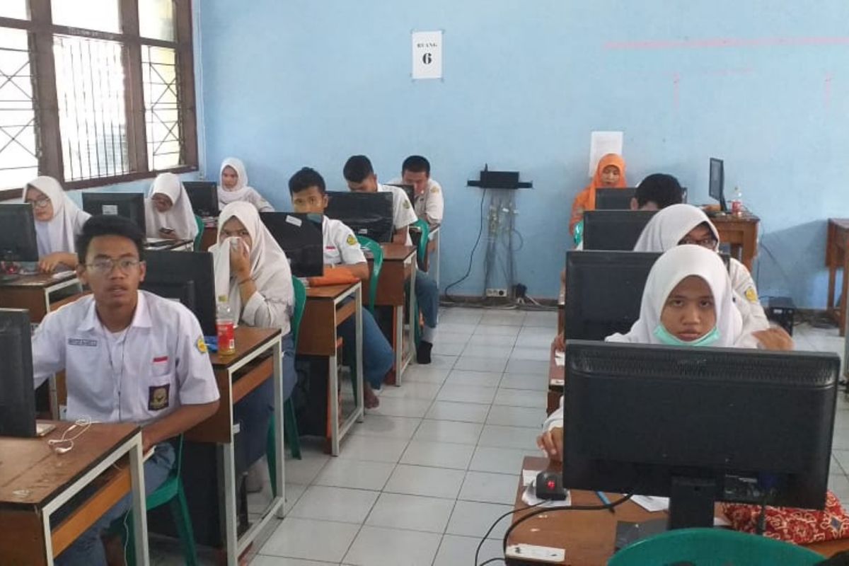 Sejumlah siswa-siswi kelas XII di SMA Negeri 3 Surabaya melaksanakan tryout untuk persiapan menjelang ujian nasional, Selasa (26/2/2019).