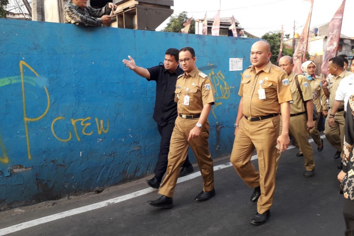 Gubernur DKI Jakarta Anies Baswedan dan Kepala Dinas Sumber Daya Air Teguh Hendarwan saat meninjau Kali Item, Kemayoran, Senin (30/7/2018).