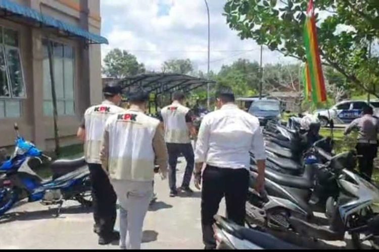 Petugas KPK saat melakukan penggeledahan disejumlah ruang di Pemkab Kepulauan Meranti, Riau, Senin (10/4/2023).