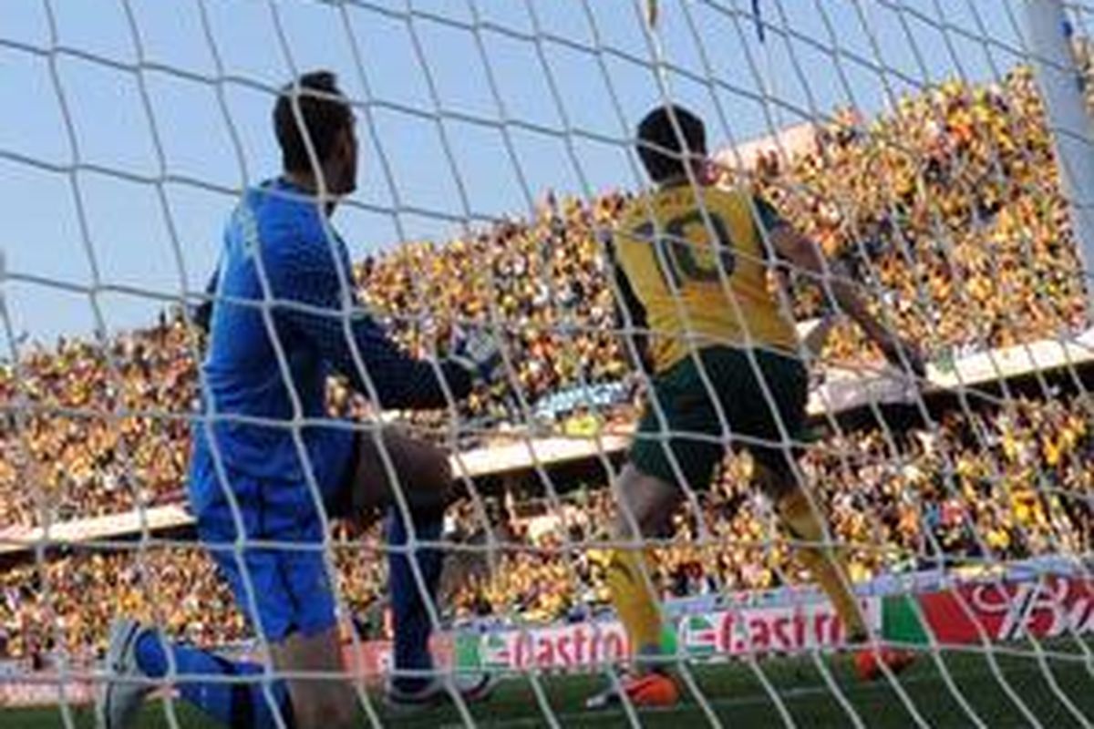 Posisi Harry Kewell yang berdiri di tiang, menahan bola dengan tangan. Wasit langsung mengganjarnya dengan kartu merah dan juga tendangan penalti bagi Ghana.