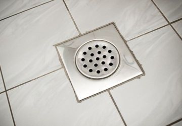 5 Penyebab Saluran Pembuangan Kamar Mandi Tersumbat dan Mencegahnya