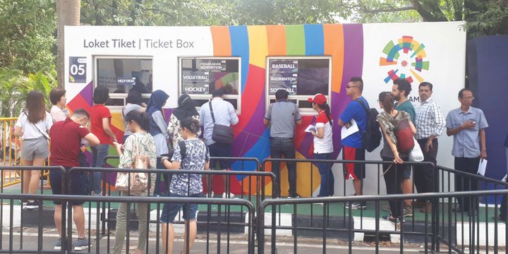 Beberapa penonton Asian Games 2018 yang telah membeli tiket pertandingan bulutangkis secara online melalui situs Blibli.com tampak antre untuk lakukan penukaran e-tiket menjadi tiket fisik di lokat tiket Gelora Bung Karno (GBK), Jumat (24/8/2018).