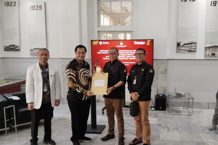 Direktur Utama Rumah Sakit Umum Pusat Hasan Sadikin (RSUPHS) Rachim Dinata Marsid (kedua dari kiri) memberikan hasil pemeriksaan kesehatan 37 pasangan bakal calon kepala dari 13 kabupaten/kota di Jabar ke Komisi Pemilihan Umum (KPU) di RSUPHS Bandung, Rabu (4/9/2024).