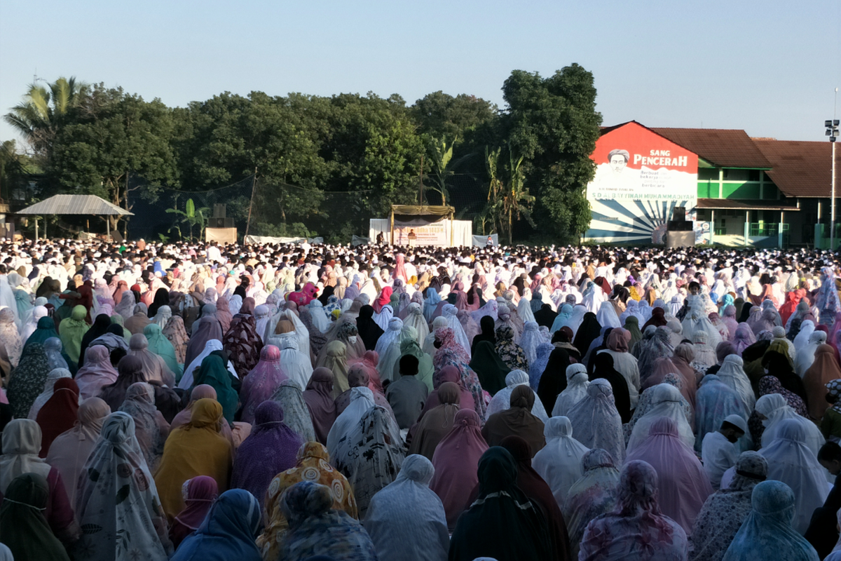 Sejumlah umat Islam dari kelompok Muhammadiyah melaksanakan Shalat Idul Adha di Lapangan Al-Bayyinah, Jagakarsa, Jakarta Selatan, Sabtu (9/7/2022). 