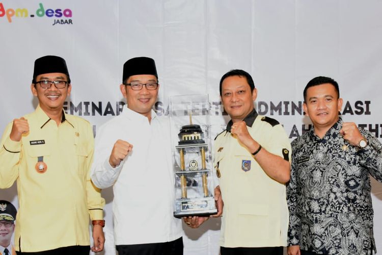 Caption: Gubernur Jabar Ridwan Kamil saat menghadiri Seminar Desa Tertib Administrasi Menuju Jabar Juara Lahir Batin dan MUSDA IV DPD APDESI (Asosiasi Perangkat Desa Seluruh Indonesia) Jabar di Hotel Grand Preanger, Kota Bandung, Jumat (29/11/19) malam.