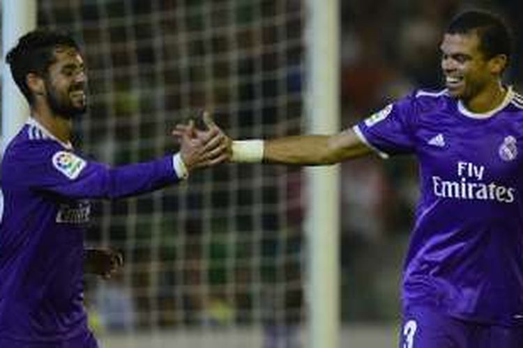 Gelandang Real Madrid, Isco (tengah), melakukan selebrasi bersama bek Pepe setelah mencetak gol ke gawang Real Betis dalam pertandingan La Liga di Stadion Benito Villamarin, Sevilla, Sabtu (15/10/2016).