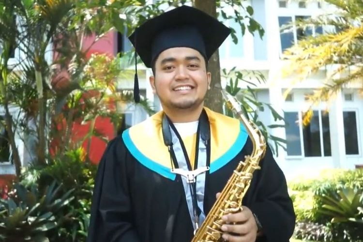 Arya Andika Alfarizki, wisudawan Universitas Muhammadiyah Malang (UMM) yang punya bakat di alat musik saksofon.