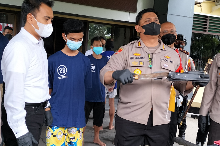 Potret tersangka dan barangbukti pedang kasus pengeroyokan di Sriwedari, Kota Solo