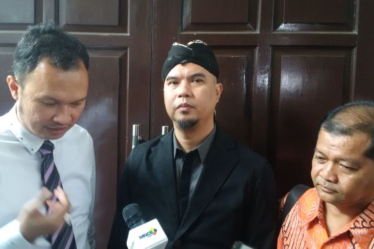 Ahmad Dhani menjalani sidang kasus ujaran kebencian yang menjeratnya di Pengadilan Negeri Jakarta Selatan, Senin (15/10//2018).