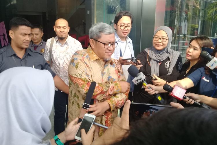 Mantan Gubernur Jawa Barat Ahmad Heryawan memenuhi panggilan pemeriksaan di Gedung Merah Putih Komisi Pemberantasan Korupsi (KPK), Jakarta, Selasa (27/8/2019).