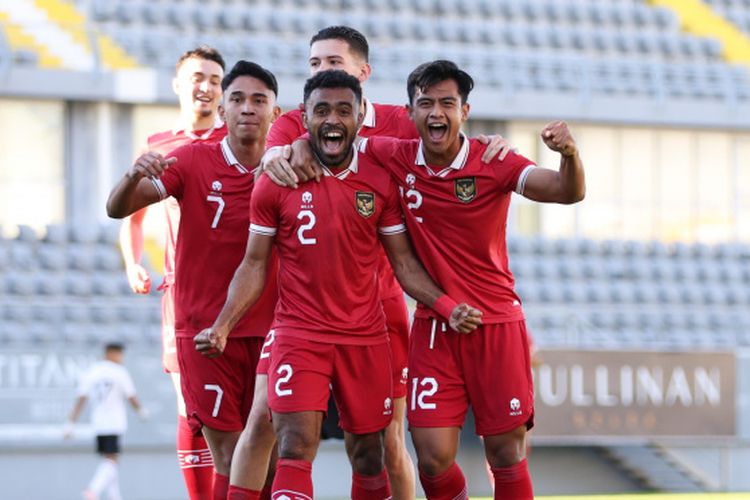 Para pemain timnas Indonesia saat berselebrasi seusai mencetak gol ke gawang Libya dalam laga uji coba menjelang Piala Asia 2023 pada Jumat (5/1/2024). 