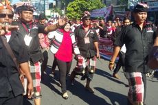 Sanur Dipadati Ribuan Orang, Wali Kota Risma Terpaksa Jalan Kaki 