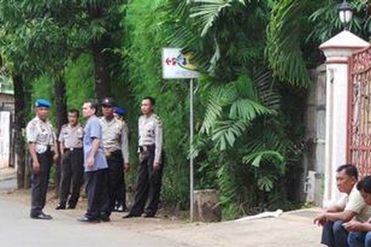 Sejumlah polisi berjaga di depan rumah mantan Ketua Umum DPP Partai Demokrat Anas Urbaningrum, Jalan teluk Semangka, Duren Sawit, Jakarta Timur, Jumat (3/1/2013). Sejumlah polisi tersebut mengantisipasi akan adanya aksi unjuk rasa di rumah Anas yang ditetapkan sebagai tersangka kasus dugaan korupsi Hambalang.