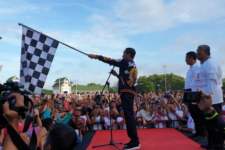 Presiden Joko Widodo mengikuti kegiatan jalan santai di Kendari, Sabtu (2/3/2019).