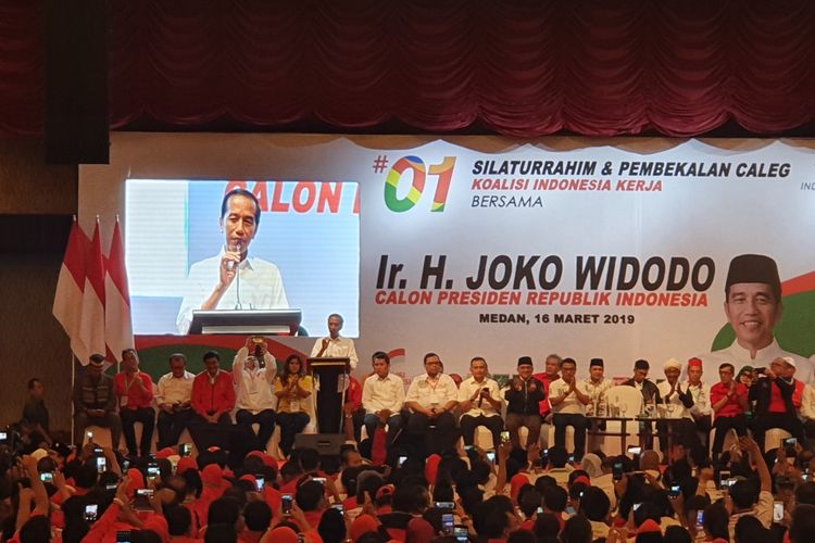 Calon presiden nomor urut 01 Joko Widodo saat bertemu dengan Tim Kampanye Daerah (TKD) Sumatera Utara, di Medan, Sabtu (16/3/2019).