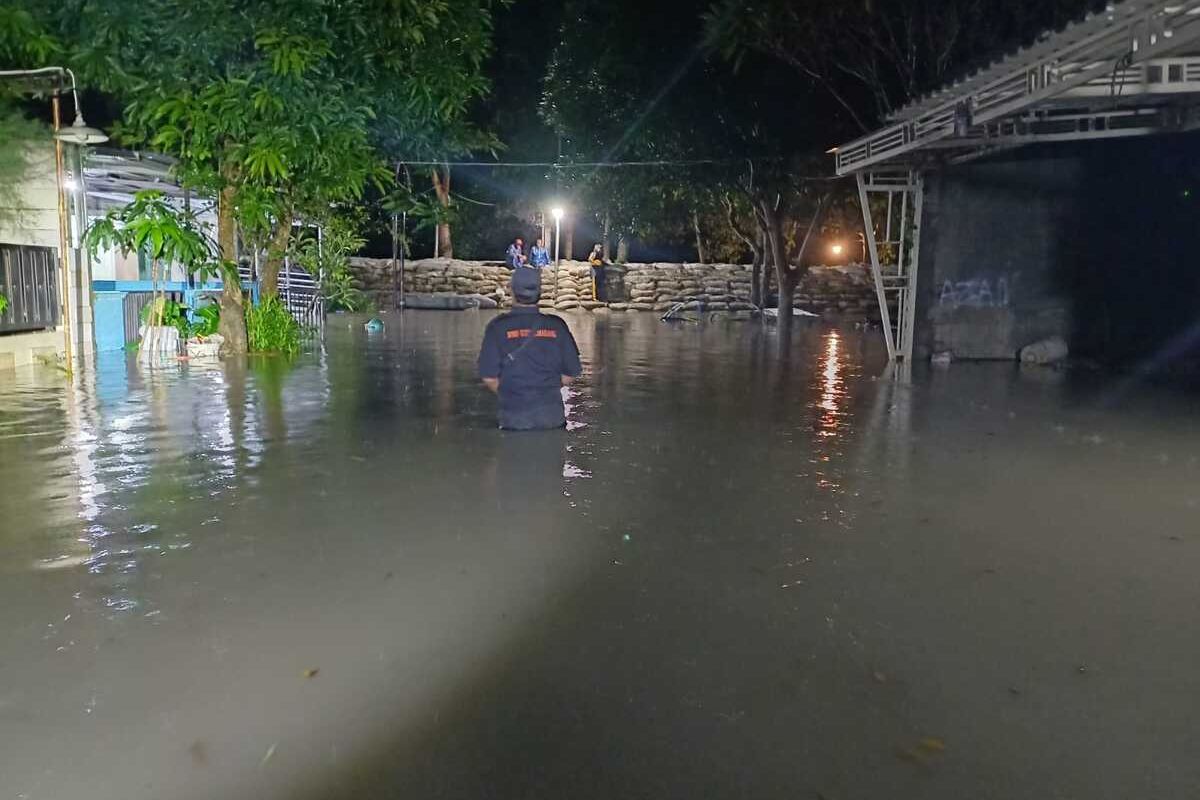 Saat Warga di Perum Dinar Indah Semarang Dievakuasi ke Balai RW...