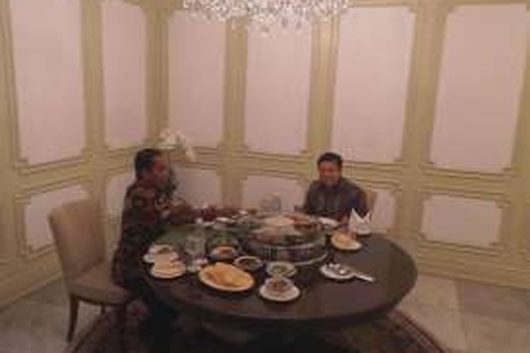 Presiden Joko Widodo dan Ketua Umum Partai Golkar Setya Novanto makan sore di Istana Merdeka, Jakarta, Selasa (22/11/2016).