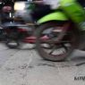 Pengendara Motor Hajar Polisi Tidur, Pembonceng Mental ke Aspal