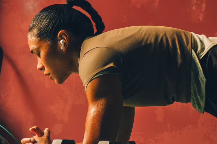 Pengguna AirPods Pro 3 dapat mengukur detak jantung dan melacak latihan dengan pengalaman baru di aplikasi Fitness di iPhone. Beberapa olahraga yang bisa dideteksi, antara lain seperti lari, HIIT, yoga, dan lainnya.