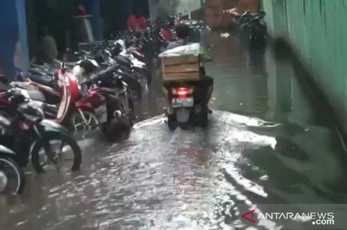 Pompa Tersumbat Imbas Pedagang Buang Sampah Sembarangan, Pasar Cibubur Tergenang