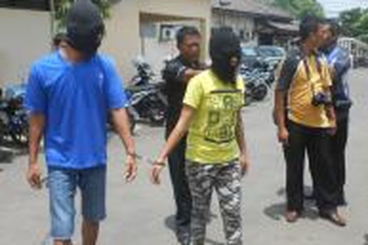 Pasangan  begal, Bekti Nugroho ( 23 )dan kekasihnya Puji Noviana alias Rere ( 23 ) saat digelandang ke Mapolres Demak, Jumat ( 27/2/2014 ) 