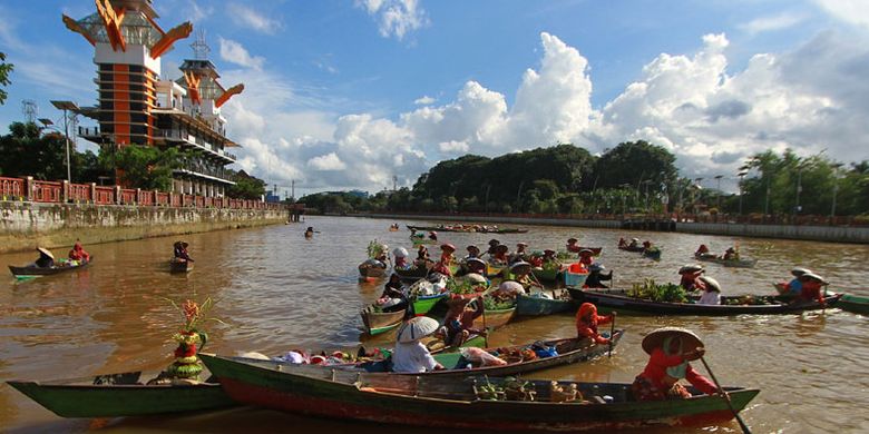 Pedagang pasar terapung Siring Piere Tandean melakukan atraksi Jukung (perahu) di Sungai Martapura, Banjarmasin, Kalimantan Selatan, Rabu (6/2/2019). Sebanyak 80 pedagang melakukan atraksi jukung untuk menarik potensi wisata pasar terapung kepada wisatawan yang berkunjung ke Kota Banjarmasin.