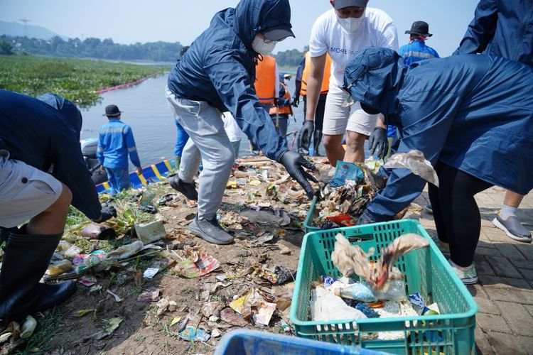 Perusahaan kosmetik asal Korea Selatan Amorepacific mengadakan kegiatan peduli lingkungan berupa pengelolaan sampah di Sungai Citarum, Bandung, pada Kamis (20/6/2024). 