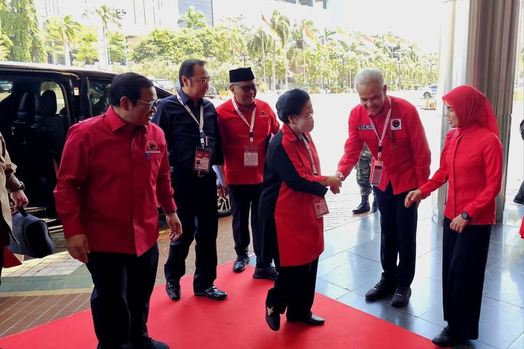 Bakal calon presiden Ganjar Pranowo dan istrinya, Siti Atiqoh menyambut kedatangan Ketua Umum PDI-P Megawati Soekarnoputri dalam pembukaan Rakernas IV PDI-P, di Jiexpo Kemayoran, Jakarta, Jumat (29/9/2023).