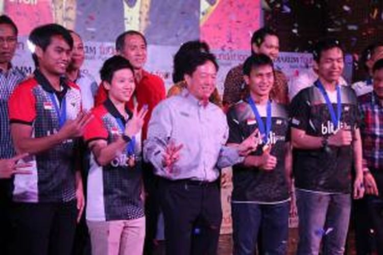 Para juara All England 2014, Tontowi Ahmad/Liliyana Natsir dan Mohammad Ahsan/Hendra Setiawan bersama para mantan juara All England seperti Sigit Budiarto, Kartono/Heryanto dan Haryanto Arbi berfoto bersama Victor Hartono dari Djarum di Galeri Indonesia Kaya, Mall Grand Indonesia, Senin (18/03/2014).