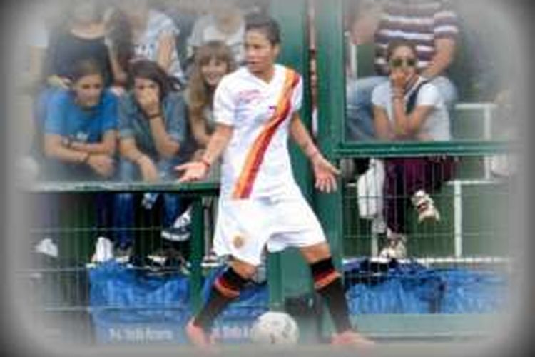Striker tim putri AS Roma, Riana Nainggolan (kiri), bersama saudara kembarnya, Radja Nainggolan.