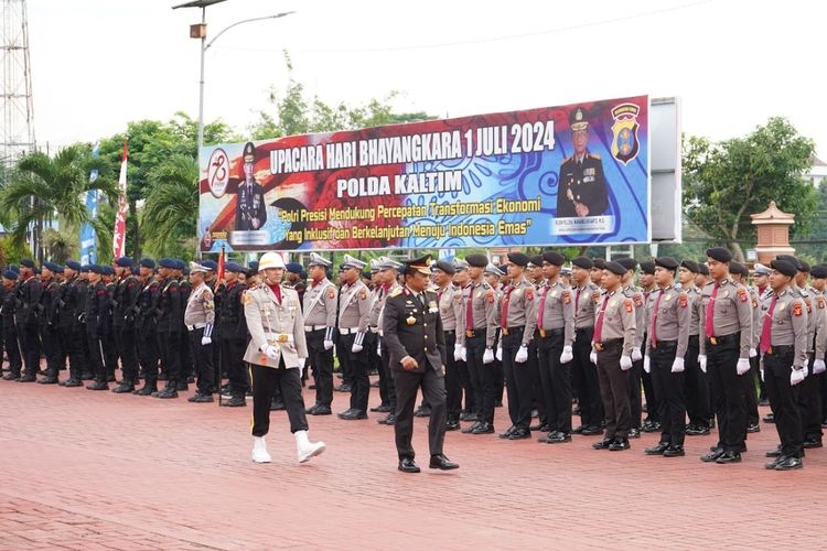 Kapolda Kalimantan Timur Irjen Pol Nanang Avianto memimpin upacara HUT ke-78 Bhayangkara di Lapangan Mapolda Kaltim, Senin (1/7/2024).